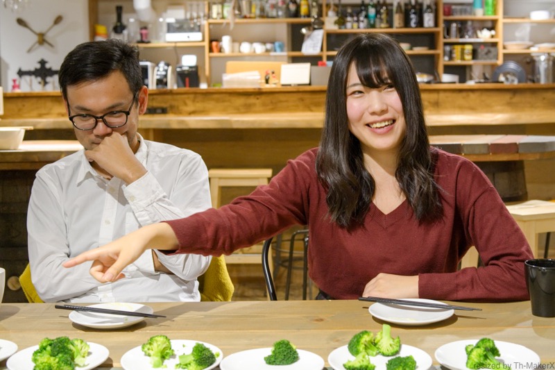 ブロッコリーの味を確かめる浅原怜美さんと竹原博之さん