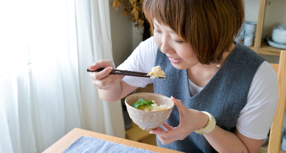 松茸ご飯を食べる様子