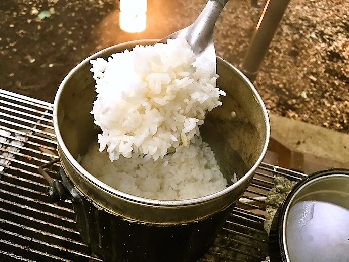 飯ごうで炊いた米