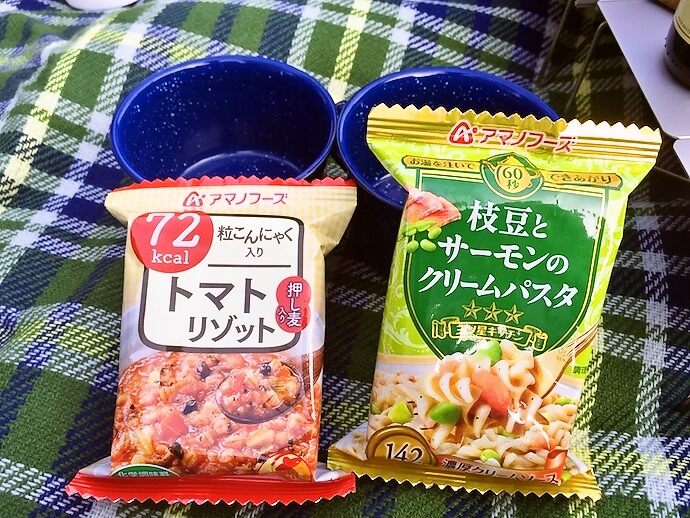 粒こんにゃく入りトマトリゾットと枝豆とサーモンのクリームパスタ