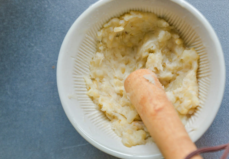 お米と里芋をしっかりすりこぎで練る