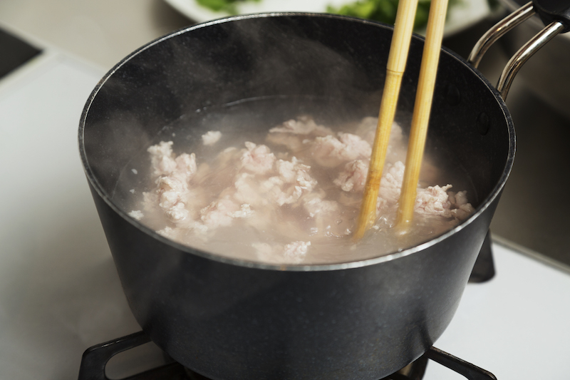 豚肉を茹でる