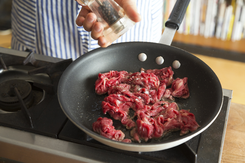 牛肉に塩とこしょうをふる