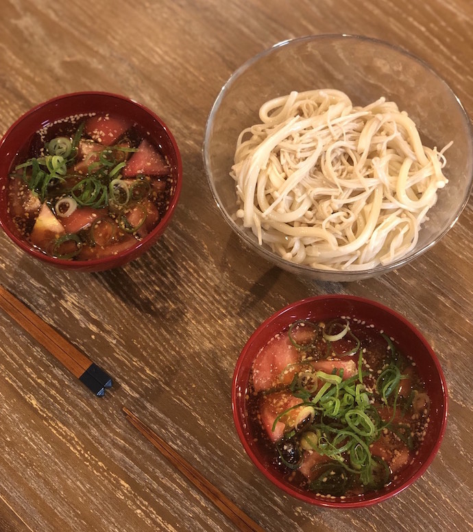 えのきとトマトのごまだれうどん（犬山紙子＆劔樹人コラム）