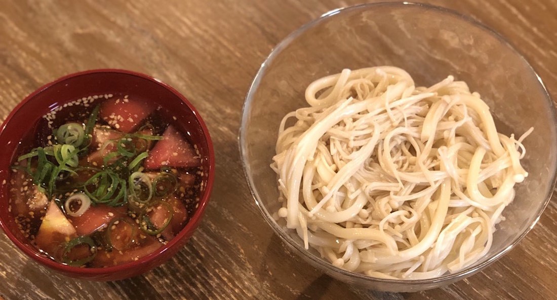 えのきとトマトのごまだれうどん（犬山紙子＆劔樹人コラム）