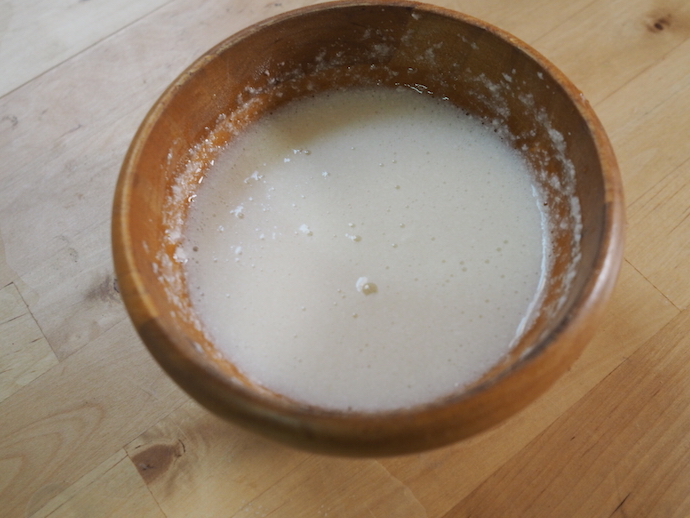 アマノフーズ まるごと素材フリーズドライの山芋とろろに水を入れ混ぜた様子