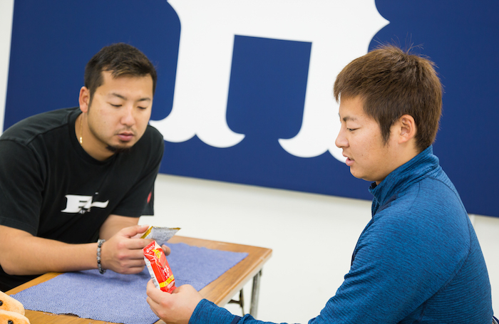 今村猛選手と一岡竜司選手