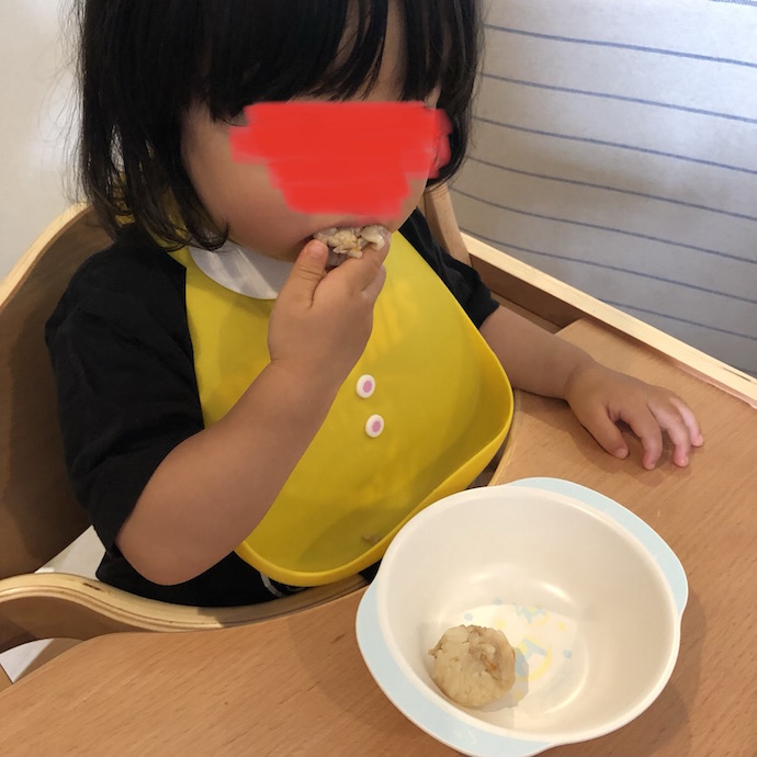 娘と炊き込みご飯のおにぎり