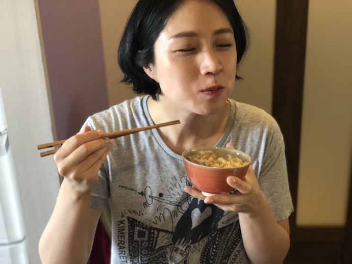 とうもろこしご飯を食べる犬山紙子さん