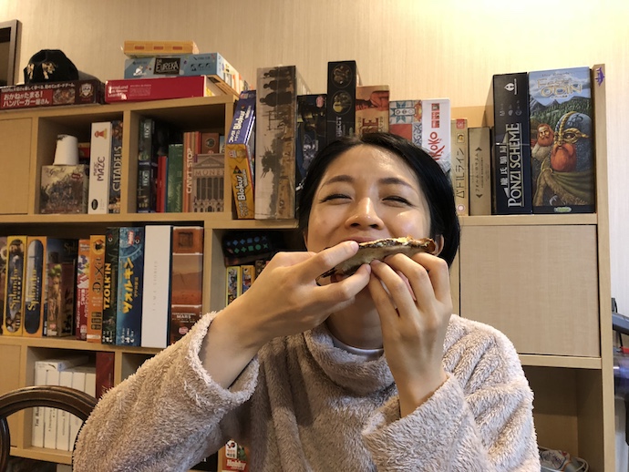 おかずクレープを食べる犬山紙子さん