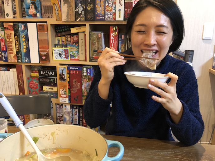 鍋料理を食べる犬山紙子さん