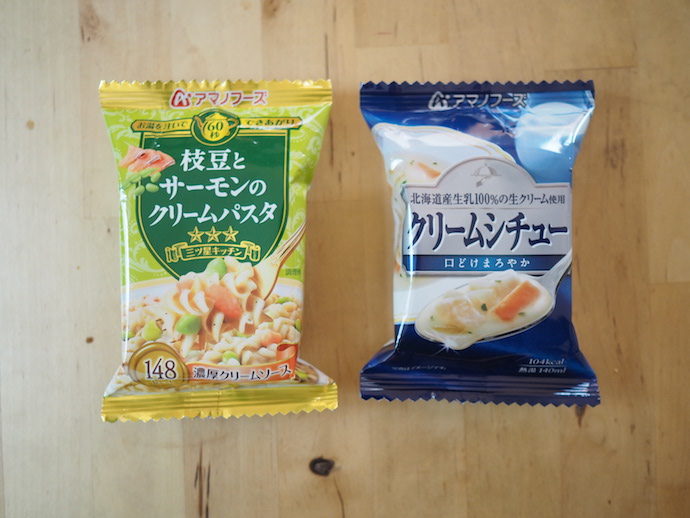 フリーズドライの「枝豆とサーモンのクリームパスタ」と「クリームシチュー」のパッケージ