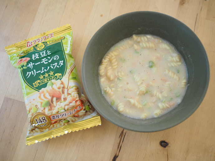 フリーズドライ「枝豆とサーモンのクリームパスタ」にお湯をかけよく混ぜたところ