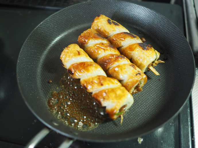 フライパンでちくわを焼く