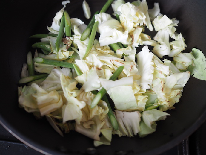 フライパンで野菜を炒める