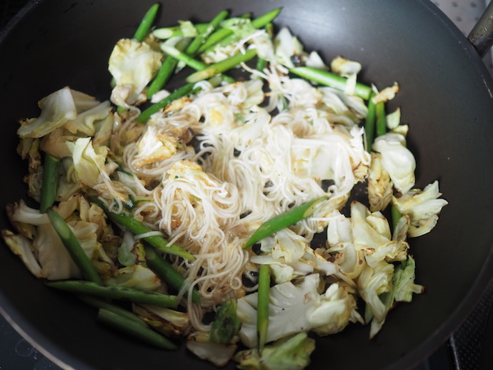 炒めた野菜ににゅうめんを加える