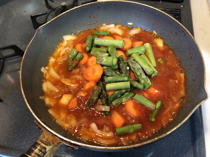 炒めた玉ねぎに野菜を加える