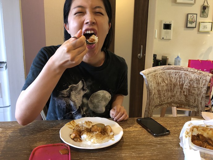 カレーを食べる犬山紙子さん