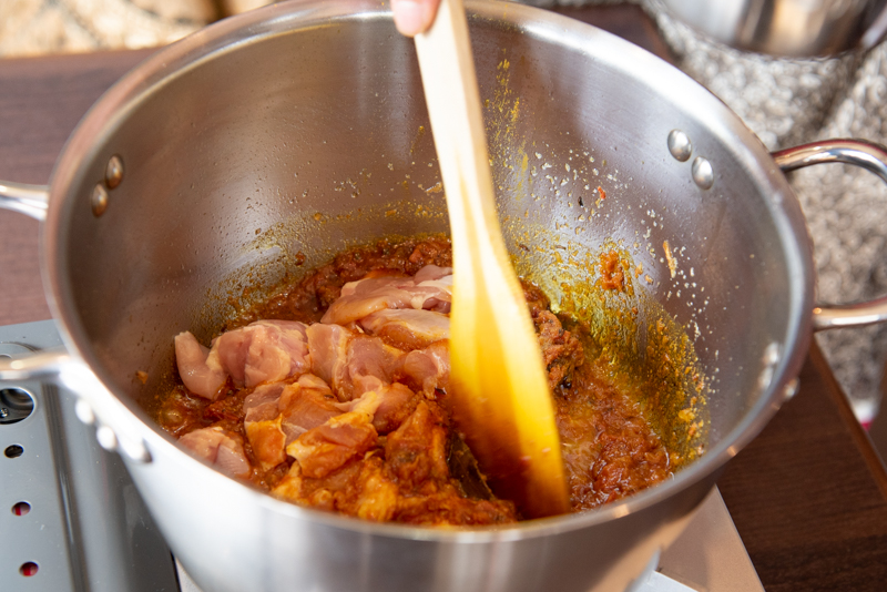 鶏肉など具材を加えて炒める