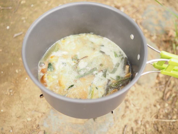 山菜鍋風の汁をひと煮立ちさせる