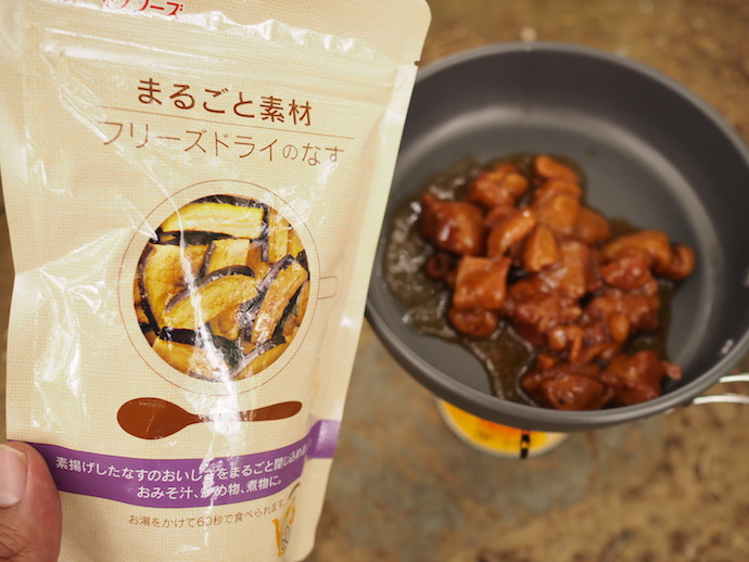 「まるごと素材 フリーズドライのなす」と、焼き鳥の缶詰