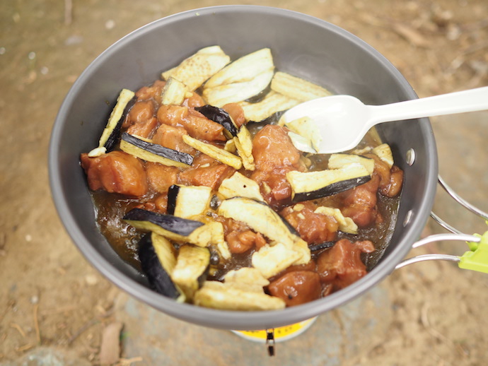 「まるごと素材 フリーズドライのなす」と、焼き鳥の缶詰を炒める