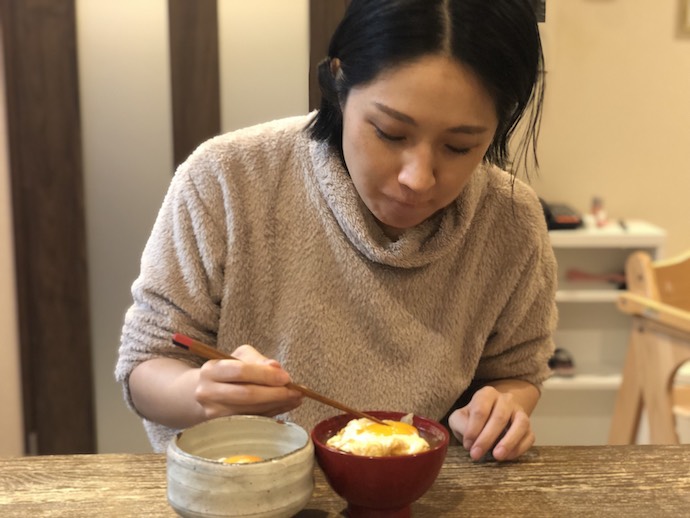 みそ汁を食べる犬山紙子さん