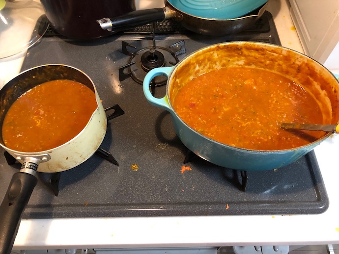 トマト缶やスパイスを入れて煮込んだ鍋