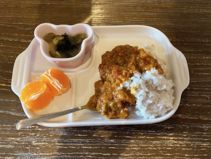 子ども用のカレーライスとランチプレート