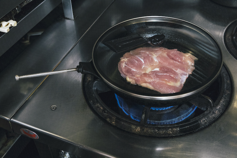 鶏もも肉をフライパンで焼く