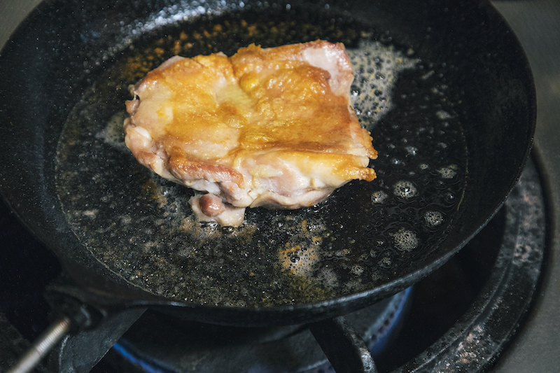 鶏もも肉を裏返して加熱する