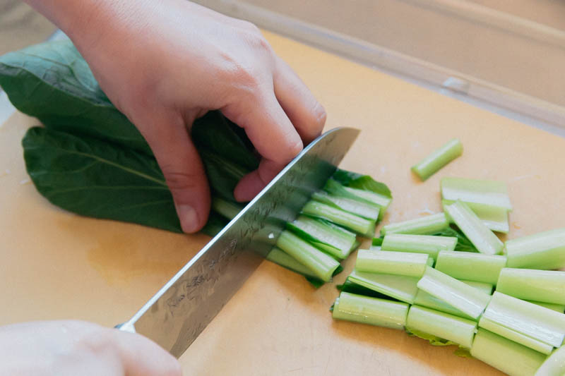 小松菜を食べやすい大きさに切る