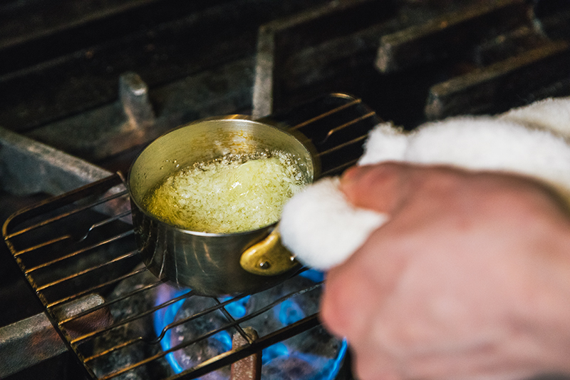 にんにくとオリーブ油を小鍋に入れ、ごく弱火でじっくりと温める。
