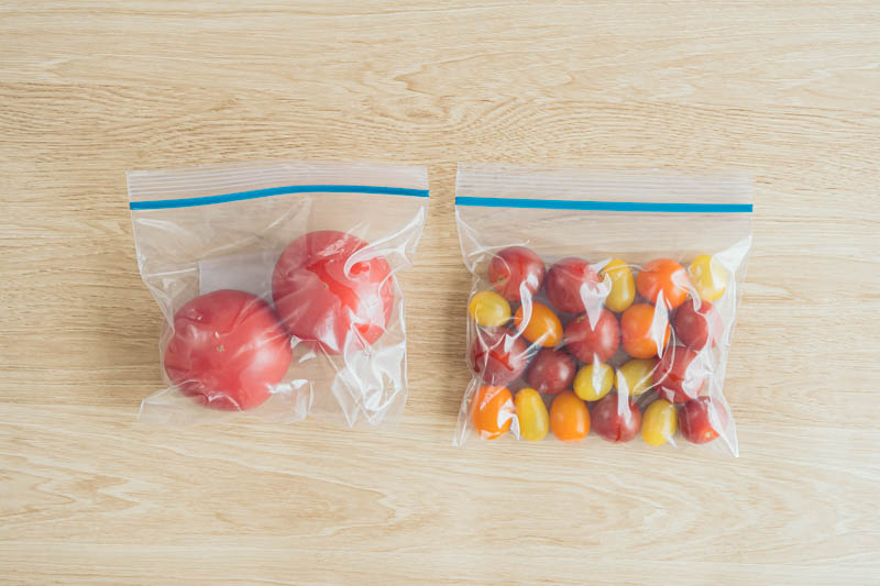 トマトをチャック付き保存袋で冷凍保存