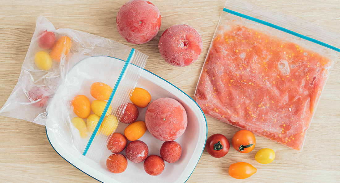 トマトは冷凍保存が便利！ 時短にもなる「冷凍トマト」の活用レシピ
