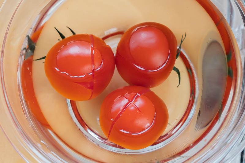 トマトを冷水に浸ける