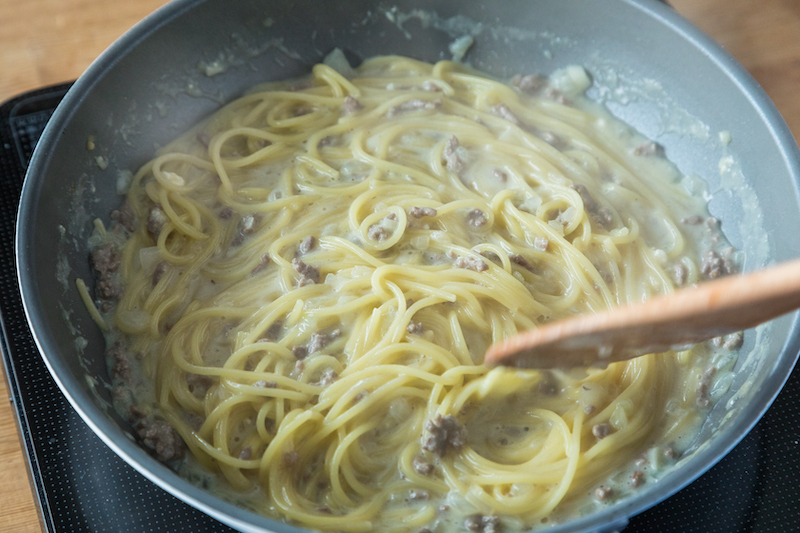 ソースに茹でたパスタを入れる