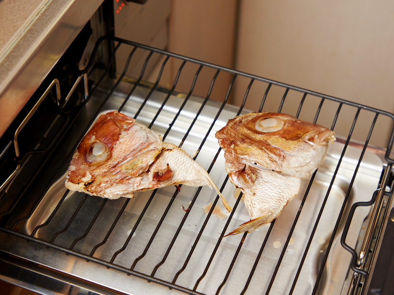 鯛のアラを焼く