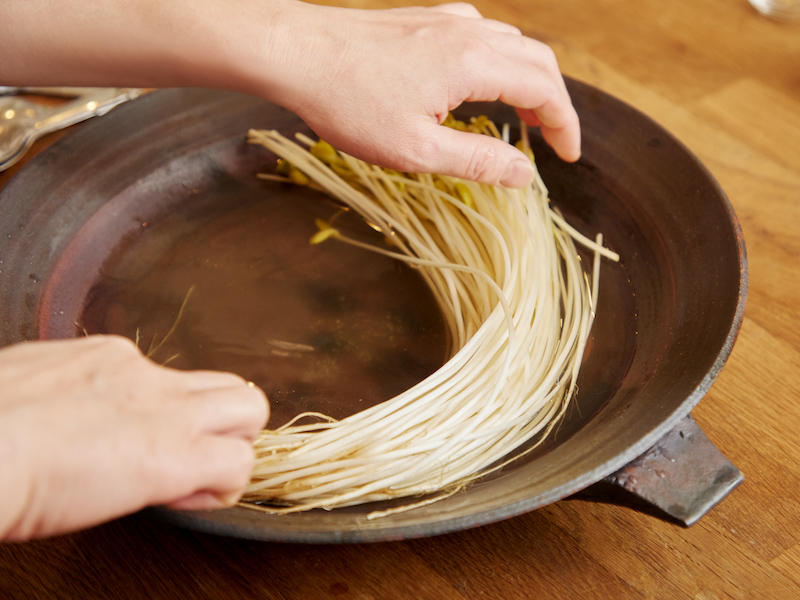 鍋に豆もやしを入れる