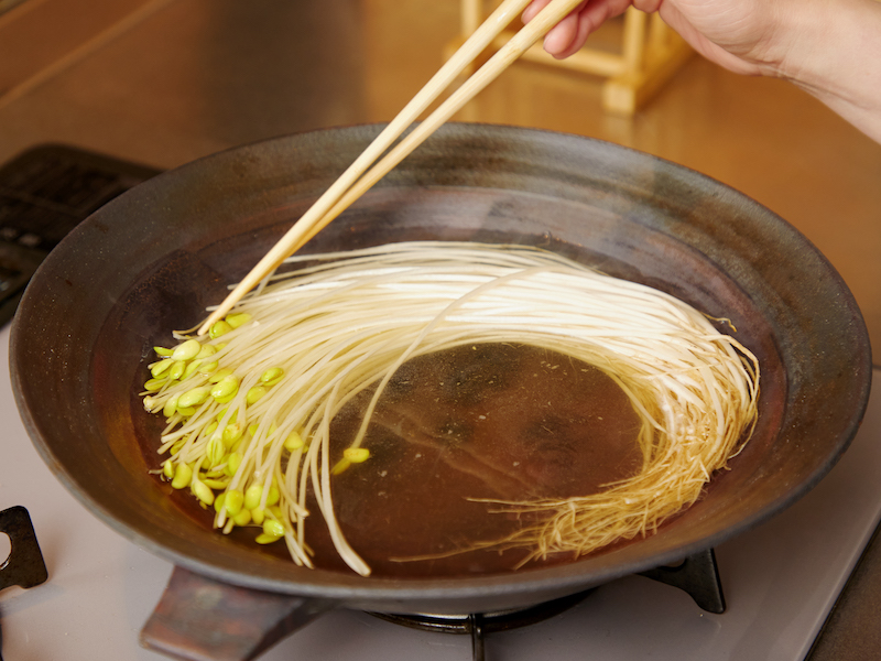 豆もやしを茹でる