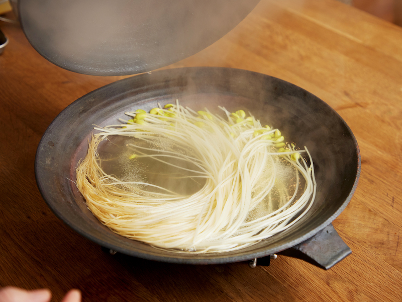 豆もやしが茹で上がる