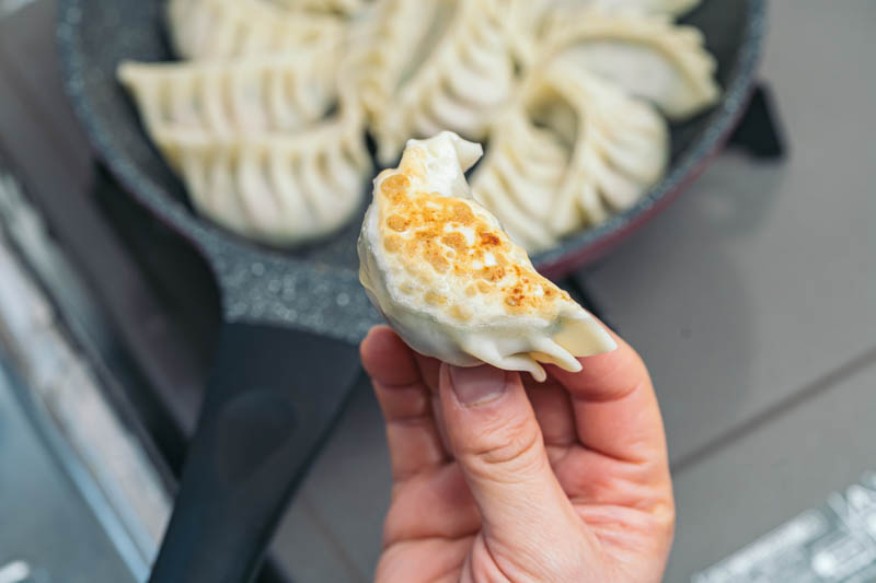 焼き色のついた餃子