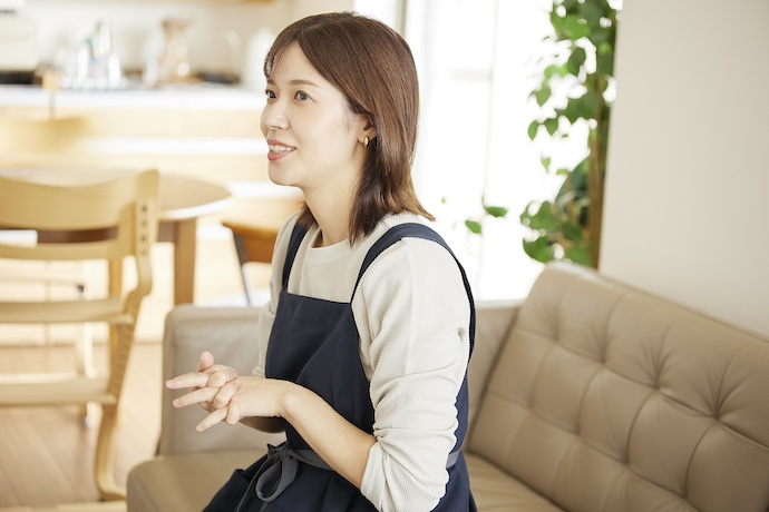 橋本彩さんが取材に応える様子